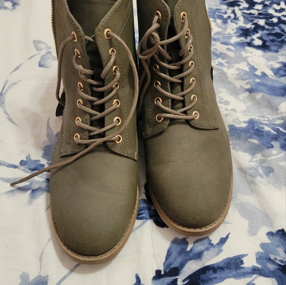 Womens boots - Picture 3 of 3